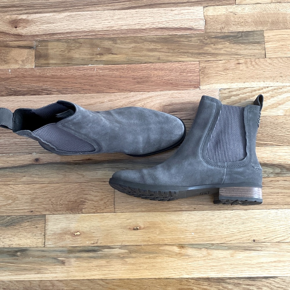 UGG Women’s Hillhurst Chelsea Boot Size 7 Taupe Gray Suede Pull on Bootie